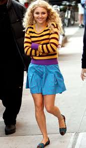 New Pictures Of Annasophia Robb As Young Carrie Bradshaw On The Set Of Carrie Diaries Grazia Fashion Stylin And Profilin In 2019 Carrie Bradshaw Style C