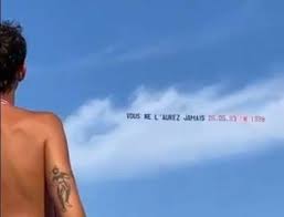 Quelques graphiques par prettygrafik conçoivent au magasin etsy.com. Video Ils Claquent Leurs Gains De Paris Sportifs Dans Une Banderole Tractee Dans Le Ciel De Ramatuelle Pour Se Moquer Du Psg Var Matin