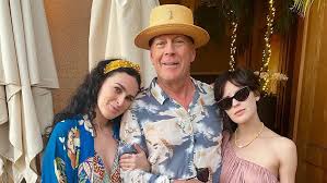 Demi moore's daughters stepped away from mom's divorce drama to spend thanksgiving in france with their father bruce willis. Bruce Willis Shows Off His Gorgeous Daughters On Hawaiian Vacation
