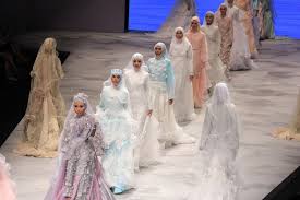 Ricis sendiri ketika ayahnya meninggal dunia sedang berada di flores untuk syuting dan sempat kesulitan memberikan kabar karena tidak adanya sinyal. Oki Setiana Dewi Tampilkan 22 Rancangan Gaun Pengantin Muslimah Dengan Taburan Kristal Swarovski Facetofeet Com