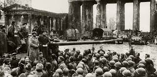 Une première capitulation a eu lieu le 7 mai mais la russie fête la victoire le 9 mai. Lemo Kapitel Der Zweite Weltkrieg Kriegsverlauf Kriegsende 1945