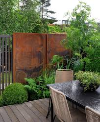 Bei Schallschutz Und Sichtschutz Im Garten Gibt Es Weit Mehr Moglichkeiten Als Wande Und Zaune Hier Er In 2020 Gartendesign Ideen Sichtschutz Garten Garten Bepflanzen