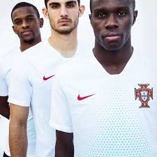 De nombreux maillots qui seront portés cet été durant la coupe du monde ont déjà commencé à filtrer sur la toile, et la. Nike Et Le Portugal Devoilent Les Maillots Pour La Coupe Du Monde 2018 Cap Magellan