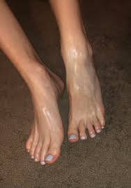 Oily feet, such a treat🍭😛 : r/Feetishh