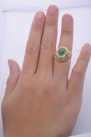 So, while some styles of right hand rings and engagement rings may look similar to one another, you can often tell the difference between the two by the hand it's worn on. How Do You Get A Small Tight Ring On And Off Quick Jewelry Repairs