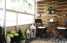 Stoff Sichtschutz Und Holz Trennwand Weisse Dekorationen Balkon Sichtschutz Balkonentwurf Balkon Design