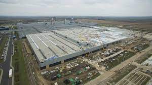 Kollégáink szakértelmét versenyképes juttatással és alapbéren felüli csomaggal (mint pl. Mercedes Benz Factory Kecskemet Production Hall Projektmanagement Real Estate Consulting 3e International Kft Budapest