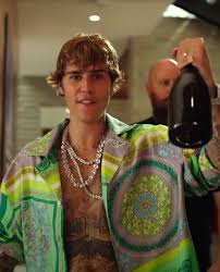 In my opinion justin bieber blonde hair is the best his ever had and its also a great example of a mens long hairstyle. How To Get Harry Styles And Justin Bieber S Haircut