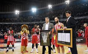 Όλα στραβά πήγαν στο παιχνίδι του ολυμπιακού με την αεκ. Phre Thn Mpala Sto Spiti Toy O Basilhs Spanoylhs
