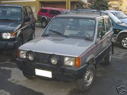 Der seit dem sommer 1983 vermarktete fiat panda 4x4 kam ohne die später insbesondere bei zweiradangetriebenen softroadern oft eingesetzte geländewagenoptik aus. Fiat Panda 4x4