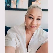 Lisa Lalli's Instagram, Twitter & Facebook