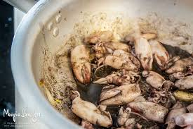 Pulire e tagliare i calamaretti è un procedimento uguale a quello dei calamari più grandi. Spaghetti Al Nero Con Calamaretti Spillo Mangia Bevi Godi Blog Di Cucina E Ricette