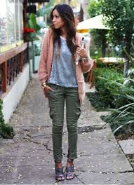 Ver más ideas sobre pantalón gris, moda para mujer, ropa. Que Porter Avec Un Pantalon Kaki 8 Idees De Looks Taaora Blog Mode Tendances Looks