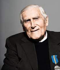 Po śmierci swojego ojca przeniósł się z matką do warszawy, gdzie zdał maturę. Sn 7kcz Plnyym