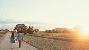 Bicara tentang tempat foto prewedding, biasanya pilihan tempat tergantung dari masing. 17 Foto Romantis Yang Membuktikan Bahwa Foto Prewedding Yang Dilakukan Kala Senja Itu Luar Biasa