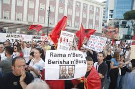 Zaptuam Shqipërinë"! Protestuesit me pankarta ironizuese për Berishën dhe  Ramën: Të dy në burg! #BalkanWeb #LajmeBalkanWeb #Protesta #Zverneci #tirane