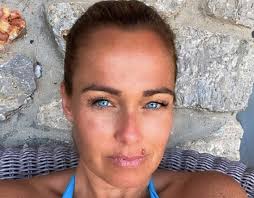 Explore tweets of sonia bruganelli @sbruganelli on twitter. Sonia Bruganelli La Foto In Piscina Con Paolo Bonolis Fa Infuriare Gli Utenti
