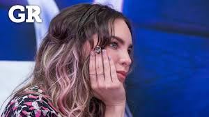 Regañan a Belinda por su escote