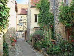 Flavigny Sur Ozerain Paesino Francese Dove E Stato Girato Il Film Stupendo Chocolat France Places Provence