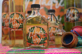 Caña con ruda, chamamé que evoca la tradición del paraguay y del litoral argentino de matar el agosto tomando un vaso de caña con ruda macho el día 1 de agosto para no enfermarse ese mes. Madre Tierra La Nueva Marca De Cana Con Ruda Creada En Rosario Vivo247 Com