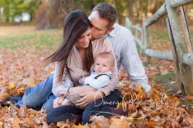 Outdoor Family Portrait Autumn Family Portrait Family Of Three C Dimery Photography 2013 Fotografie Ideen Familie Susse Familienfotos Posen Furs Familienfoto