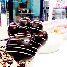 Venez Vous Regaler Avec Notre Patte D Ours Du Frozen Yogurt Onctueux Enrobe D Un Delicieux Chocolat Noir Croquant Bliss Pops Patte D Ours Chocolat Et
