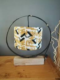 Orner une suspension, pour coiffer les ampoules d'un lustre, équiper une lampe de bureau, etc. Original Chic And Modern Lamp With A Circle Of Recycled Wine Barrel And A Wooden Base Light Office Entrance Workshop Tonneau Tonneau De Vin Lampe