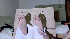 夏木子挠脚心，足枷抹油tk，可以在线看-