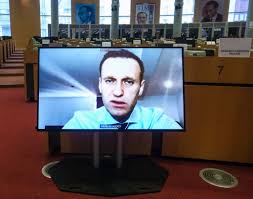 Потому что в колонии навального могут убить, а. Russian Officers Were Near Navalny When He Was Poisoned Report Says The New York Times