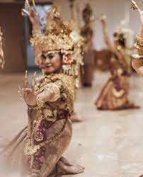 Baik lagu maupun tarian ini menggambarkan keluhuran budaya, kejayaan, dan keagungan kemaharajaan sriwijaya yang pernah berjaya mempersatukan … Gending Sriwijaya Costume In Asean Heritage History Facebook