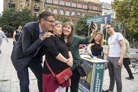 Jun 15, 2021 · újabb körzetekről állapodott meg az őszi ellenzéki előválasztás előtt a demokratikus koalíció, az mszp és a párbeszéd. Bbo1ff2layigim