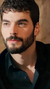 Y qué me dicen de esa mirada?? #AkinAkinözü 😍🔥