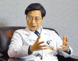 張景淳（英語： stanley cheung king shun ；1981年1月23日 － ），香港男演員及主持，自幼移民加拿大 溫哥華，曾為前組合cheers成員，2007年獲無綫電視挑選成為tvbeople成員之一 ，同年加入第22期無綫電視藝員訓練班，隨後簽約為經理人合約藝員，2008至2009年曾擔任《東張西望》外景主持。 ç¾å¹´é£å¾ä¸è¦ èµ·åºå¼µä¸æ·³è¶çå®¶æé«æä»ç§ä¸çºäºº æäº ä¸­ææ°èç¶²