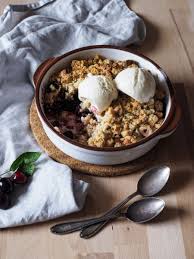 Kirsch Crumble Mit Gebrannten Haselnussen Und Vanille Eis Oh Wie Wundervoll Rezept In 2020 Vanilleeis Kirschen Vanilleeis Rezept