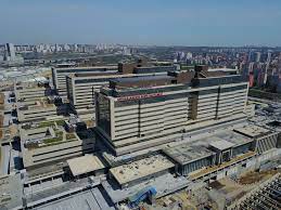 May 21, 2020 · başakşehir çam ve sakura şehir hastanesi'nin bundan önceki örnekleri gibi maddi girişimden ziyade temelde vizyonun eseri olduğuna işaret eden koca, bu vizyonun ortaya konmasında, projenin tasarlanmasında ve hayata geçirilmesinde öncülük eden cumhurbaşkanı erdoğan'a, geçmiş dönem sağlık bakanlarına, bakanlık ve yüklenici firma çalışanları ile emeği geçenlere teşekkür etti. Saglik Hizmetinde Tarihi Gun Basaksehir Sehir Hastanesi Acildi