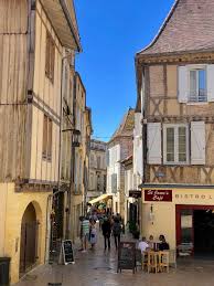 Bei diesem produktionsverfahren werden tonklumpen vollautomatisch in formkästen gepresst; . Bergerac Towns Villages And Bastides In Bergerac Guide Du Perigord