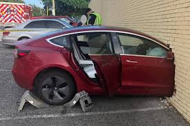 Umanzor said the two crash victims were born in 1962 and 1951. Tesla Model 3 Driver Slams Into A Brick Wall Carbuzz