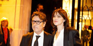 Charlotte Gainsbourg, Yvan Attal et leurs trois enfants réunis pour les 97 ans d’Yvette, la maman de l’acteur