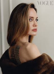 Angelina Jolie é entrevistada por Pablo Larraín para a edição de dezembro  da Vogue México