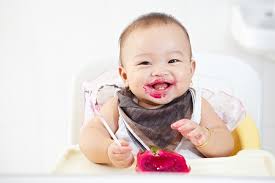 Saat memasuki usia 9 bulan, biasanya si kecil sudah mulai tertarik untuk makan sendiri dengan menggunakan tangan. Ini Deretan Makanan Bayi 9 Bulan Alodokter
