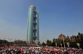 Comuna bârsana este una dintre cele mai mari din maramureș și este cunoscută pentru mănăstirea aflată în localitate. Cel Mai Bogat Sat Din Lume Fiecare Locuitor Are Cel Putin 250 000 Dolari In Cont Statuia Din Centru Este Facuta Dintr O Tona De Aur Masiv Iar Taxiurile Sunt Elicoptere Incont