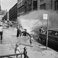 Las fotografías perdidas de Vivian Maier dos años antes de su muerte: Nueva  York en movimiento - Cultura Inquieta