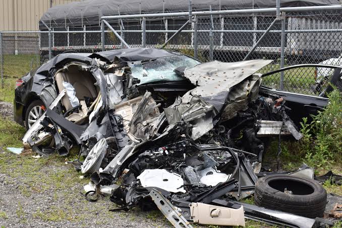 The mangled remains of the vehicle in Strongsville, Ohio., do AI tạo