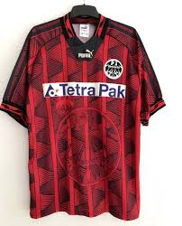 Tipps von rebic, tricks von ibrahimovic. Eintracht Frankfurt 1995 96 Home Kit