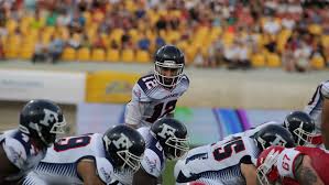 Elle tiendra bon, se concentre sur le terrain… football. Paul Durand Le Quarterback De L Equipe De France De Football Americain Grounds
