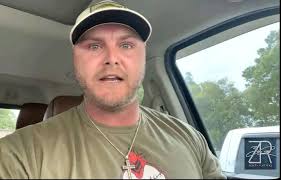 I've an issue with my laptop" "Could you tell me the brand?" "DY" "Are you  sure? I've never hear this brand" The laptop: