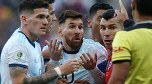 Lionel messi was shown a straight red for clashing heads with gary medelcredit: Trotz Messi Rot Argentinien Sichert Sich Platz Drei Bei Der Copa America Sky Sport Austria