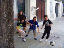 Jota jota en encuentos educación vial para niños. Fotos De Ninos Jugando Futbol En La Calle