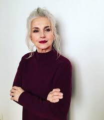 Glossul va da un aspect natural buzelor si le va face moi, iar ridurile din jurul gurii nu vor mai fi atat de vizibile. Au Trecut De Varsta De 50 De Ani Dar AratÄƒ Uluitor