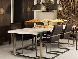 sfeervolle eethoek met chinese kasten stoere eetkamerstoelen en industriele lampen de eettafel met betonlook geeft deze eethoe eethoek tafels eetkamerstoelen